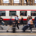 Giovani sul treno senza mascherina, continuano le segnalazioni tra Napoli e Salerno 