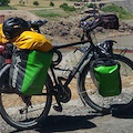 Gira il mondo in bici, gliela rubano a Caserta