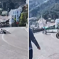 Giro d'Italia, ciclisti cadono alle porte di Amalfi: cittadini evitano il peggio fermando le auto / VIDEO