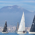 Globulo Rosso (Yacht Club Gaeta) vince la Vesuvio Race. In tempo reale successo di Farr e’ Night