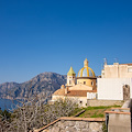 Good Morning Positano. Oggi la Chiesa Cristiana festeggia la Beata Vergine di Fatima e Sant' Andrea Uberto Fournet. Meteo: temperature massime in netto calo