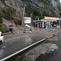 Grossi massi franano tra Vietri sul Mare e Salerno. Strada chiusa, Costiera amalfitana isolata /FOTO