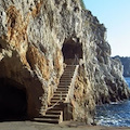 Grotta dello Smeraldo, turista straniera finisce in mare e batte testa sugli scogli: recuperata dai Carabinieri 