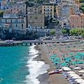 I proverbi napoletani tradotti in padano e il viaggio nell’antropologia teatrale sul lido Ambrogio's di Minori