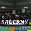 I tifosi della Curva Sud Siberiano contro le bandiere del Napoli a Salerno: «Non è l'azzurro il colore della città»