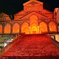 Il duomo di Amalfi si illumina di rosso nella Giornata internazionale contro la violenza sulle donne