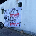 Il Giro d'Italia arriva in Costa d'Amalfi, sulla Statale Amalfitana spuntano striscioni di protesta