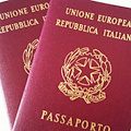 Il governo elimina le piccole tasse: scompaiono superbollo e marca per passaporto