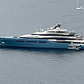 Il megayacht Aviva nelle acque di Positano: il proprietario è Joseph C. Lewis, proprietario del Tottenham 