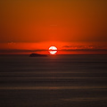 Il sole bacia Li Galli e affoga nel mare di Positano. L'ultimo tramonto del 2019 catturato da Fabio Fusco