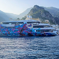 Il superyacht "Saluzi" arriva in Costa d'Amalfi con il suo spettacolare graffito /FOTO