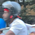 In 4 sui motorini con bambini e neonati, genitori incoscienti a Napoli. Borrelli: «Dove sono i controlli?»