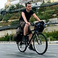 In bici da Lisbona a Istanbul, Tom Cooks passa da Amalfi