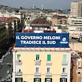 In Campania manifesti contro il Governo, Toti: «Spreco di soldi pubblici, li usassero per promuovere Costa d’Amalfi o Pompei»