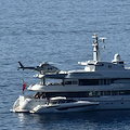 In Costa d'Amalfi ecco Lady Marina, yacht di lusso con pista per l'atterraggio elicotteri 