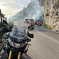 Incendio a Conca dei Marini, fiamme sotto la sede stradale /FOTO e VIDEO