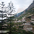 Incendio a Tovere di Amalfi, preoccupazione per le abitazioni non distanti dalle fiamme /foto /video