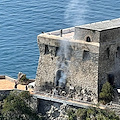 Incendio ad Erchie, fiamme all'interno della torre La Cerniola: vigli del fuoco in azione / FOTO-VIDEO 