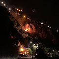 Incendio Conca dei Marini, le fiamme non sono distanti dalla stazione di rifornimento di Praiano /Foto