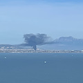 Incendio in deposito a Bellizzi, densa colonna di fumo nero si alza in cielo