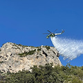 Incendio quasi domato a Maiori: l'elicottero ha fatto più di venti lanci /FOTO