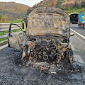 Incendio sull'A2: conducente esce dall'auto prima che venga avvolta dalle fiamme