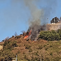 Incendio sulla Chiunzi-Corbara: fiamme generate da materiale pirotecnico inesploso [FOTO-VIDEO]