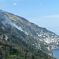 Incendio tra Praiano e Positano. Sul posto Resilienza e Vigili del Fuoco