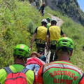 Inciampa e si ferisce alla gamba sul Sentiero degli Dei, Soccorso Alpino accompagna turista all'ambulanza