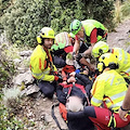 Inciampa sul Sentiero degli Dei e si ferisce al capo, turista trasferita in elicottero in ospedale /VIDEO