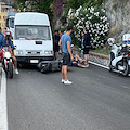 Incidente a Minori, scooter impatta contro un furgone sulla Statale