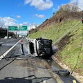 Incidente sulla A1, auto in fiamme: automobilista ferito, code in autostrada