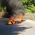 Incredibile incidente a Tramonti: scooter finisce contro bus e prende fuoco [FOTO]