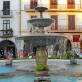 Incuria alla fontana dei Delfini, la denuncia dei cittadini sui social