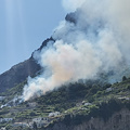 È iniziata la stagione degli incendi in Costiera Amalfitana, bruciano le colline di Vettica