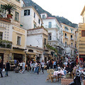 Insegne, vetrine e tende invasive: in arrivo un piano di arredo urbano per Amalfi