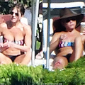 Jennifer Aniston se la gode a Ravello: relax sull'Infinity Pool del Caruso e giro in piazza /FOTO