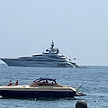 L’emiro del Qatar Al Thani in Costa d’Amalfi a bordo del super yacht Al Lusail. Ieri tappa da Sal De Riso