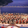 L'Orchestra del Teatro di San Carlo inaugura il "Ravello Festival", sul palco una torta per festeggiare la 70esima edizione 