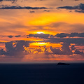 La coltre di nubi che fa spazio al rosso del tramonto a Positano è da cartolina