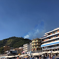 La Costiera in fiamme: l’incendio di Maiori ha scollinato verso Minori, Canadair in azione [FOTO]