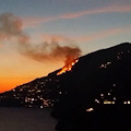 La Costiera torna a bruciare: incendio a Praiano, Vigili del Fuoco impegnati con 4 autobotti