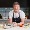 «La cucina greca è meglio di quella italiana», l'ultima dichiarazione di Gordon Ramsay scatena i social