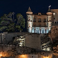 La luna sul Castello Miramare a Maiori, nello scatto di Peppe Anastasio