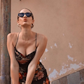 La modella di costumi da bagno Allie Ayers si rilassa a Positano