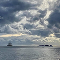 La nave scuola "Palinuro" indugia in Costa d'Amalfi, fotografata a Positano vicino a "Li Galli"