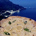 La pizza al limone sulla "Terrazza di Giuliana": da Ravello tutto il sapore autentico della Costiera Amaliftana