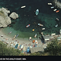 La spiaggia di Conca dei Marini immortalata nel 1984 da Slim Aarons, il fotografo delle celebrità