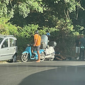 Laurito, turisti stranieri a bordo di uno scooter invadono la corsia opposta: inevitabile lo scontro con un altro mezzo /foto