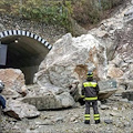 Lecco, frana sulla strada statale 36. Auto colpita con due passeggeri illesi 'miracolosamente'